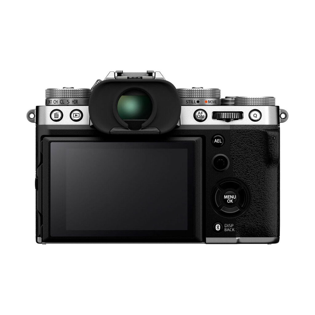 Fuji_X-T5_Hopea_002 Fujifilm X-T5 -järjestelmäkameran, hopea, takanäkymä, jossa näkyvät LCD-näyttö, etsin ja ohjauspainikkeet mustan ja hopeanvärisessä kamerarungossa.
