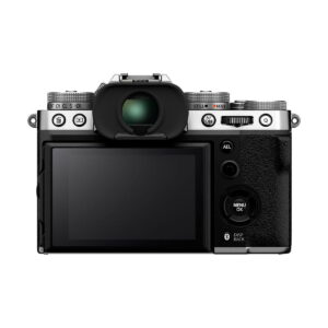 Fuji_X-T5_Hopea_002 Fujifilm X-T5 -järjestelmäkameran, hopea, takanäkymä, jossa näkyvät LCD-näyttö, etsin ja ohjauspainikkeet mustan ja hopeanvärisessä kamerarungossa.