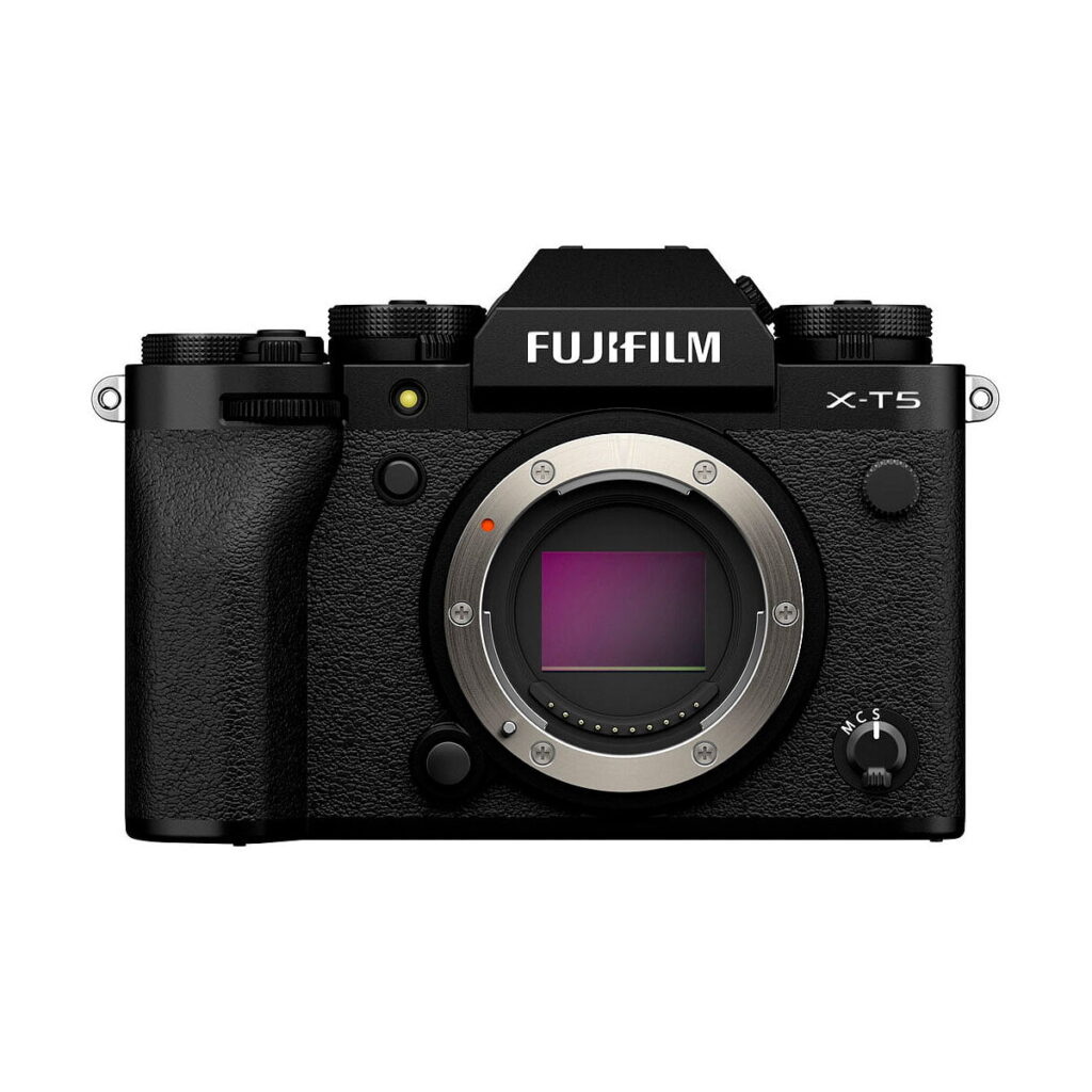 Fuji_X-T5_Musta_001 Etunäkymä Fujifilm X-T5 -järjestelmäkamera, musta, ilman objektiivia, näyttää sen anturi ja useita säätöpyörät päälle.