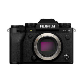 Fuji_X-T5_Musta_001 Etunäkymä Fujifilm X-T5 -järjestelmäkamera, musta, ilman objektiivia, näyttää sen anturi ja useita säätöpyörät päälle.