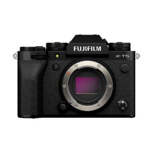 Etunäkymä Fujifilm X-T5 -järjestelmäkamera, musta, ilman objektiivia, näyttää sen anturi ja useita säätöpyörät päälle.