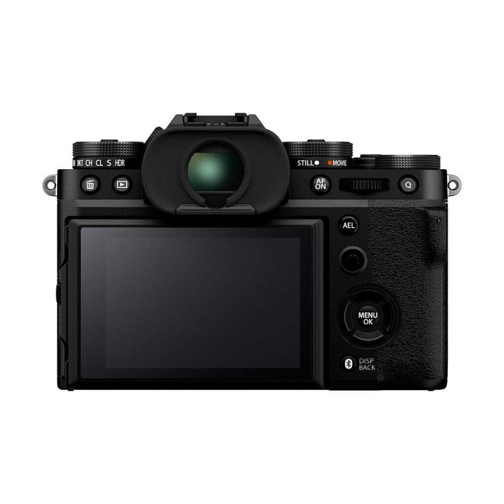 Fuji_X-T5_Musta_002 Fujifilm X-T5 -järjestelmäkameran takanäkymä, musta, jossa näkyy sen LCD-näyttö, elektroninen etsin ja useita ohjauspainikkeita ja valintakiekot - ihanteellinen edistyneeseen valokuvaukseen.