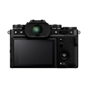 Fuji_X-T5_Musta_002 Fujifilm X-T5 -järjestelmäkameran takanäkymä, musta, jossa näkyy sen LCD-näyttö, elektroninen etsin ja useita ohjauspainikkeita ja valintakiekot - ihanteellinen edistyneeseen valokuvaukseen.