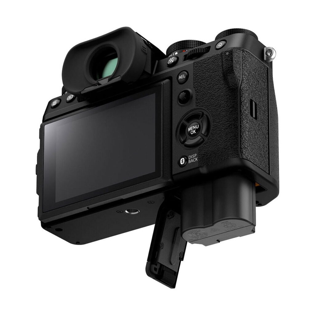 Fuji_X-T5_Musta_003 Fujifilm X-T5 -järjestelmäkameran takanäkymä, musta, jossa näkyy sen ulos käännetty LCD-näyttö, eri painikkeet ja valitsimet sekä elektroninen etsin; tämä kamera on peilitön malli.