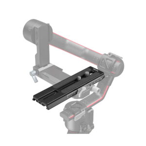 SmallRig_Extended_Quick_Release_Plate_for_DJI_RS_2_Ronin-S_RS_3_RS_3_Pro_3031B_001 SmallRig 3031 Extended Quick Release Plate for DJI RS 2 / Ronin-S / RS 3 / RS 3 Pro, musta, säätönupit, on kiinnitetty osittain läpinäkyvään kuvitettuun kameran vakaajaan valkoisella pohjalla.