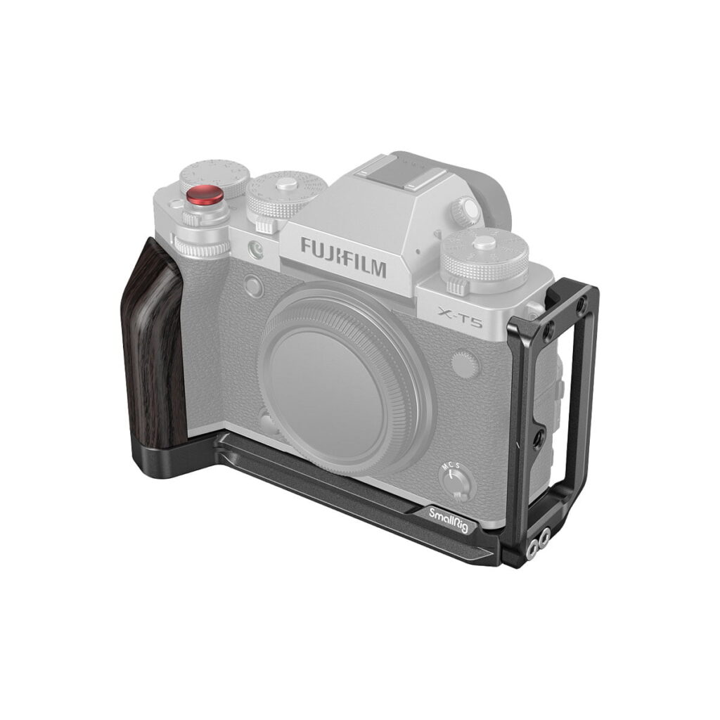 SmallRig_L-Bracket_For_Fujifilm_X-T5_4137_002 Canon EOS R5 -kamera, johon on kiinnitetty musta metallista ja puusta valmistettu SmallRig 2976 L-teline, valkoisella taustalla. Kannattimessa on kuvioitu puinen kahva, ja se kiinnitetään kameran pohjan ja sivujen ympärille.