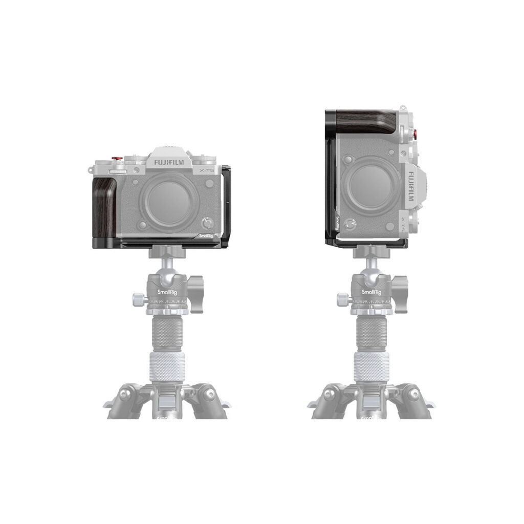 SmallRig_L-Bracket_For_Fujifilm_X-T5_4137_003 Kaksi näkymää Fujifilm-kamerasta jalustalla, johon on kiinnitetty SmallRig 2976 L-Bracket for Canon EOS R5, R6 & R5C, edestä ja sivulta valkoisella taustalla.