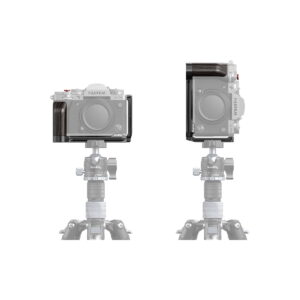 SmallRig_L-Bracket_For_Fujifilm_X-T5_4137_003 Kaksi näkymää Fujifilm-kamerasta jalustalla, johon on kiinnitetty SmallRig 2976 L-Bracket for Canon EOS R5, R6 & R5C, edestä ja sivulta valkoisella taustalla.