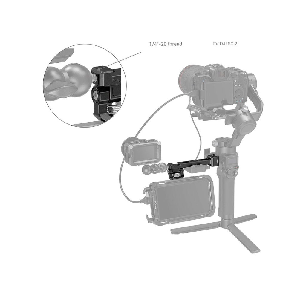 SmallRig_Monitor_Mount_with_NATO_Clamp_for_DJI_RS_2_RSC_2_RS_3_RS_3_Pro_3026_002 Kaavio gimbaaliin kiinnitetystä kameralaitteesta, jossa on monitori ja lisävarusteita. Sisäkuvassa on suurennos SmallRig 3026 Monitor Mount with NATO Clamp -monitorikiinnikkeen 1/4-20-kierteestä, joka on suunniteltu DJI RS 2 / RSC 2 / RS 3 / RS 3 Pro -vakauttajille.