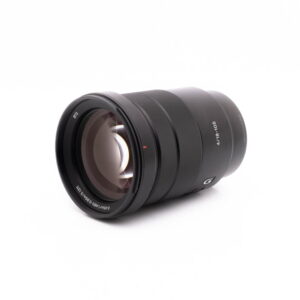 Sigma DC 17-50mm f/2.8 EX HSM OS Canon EF-S - Käytetty -objektiivi on suunnattu valkoiselle taustalle, ja sen lasielementit ja objektiivin merkinnät näkyvät reunalla ja rungossa.
