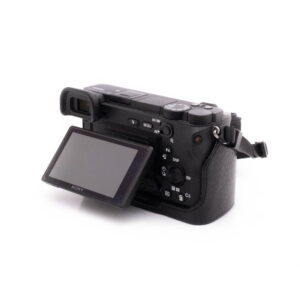 Sony A6500-3 Käytetty Sigma DC 17-50mm f/2.8 EX HSM OS -objektiivi Canon EF-S -kiinnikkeelle, kuvattuna sivulta, jossa näkyy kuvioitu zoomaus- ja tarkennusrengas. Objektiivin tynnyrissä on erilaisia merkintöjä ja kytkimiä.