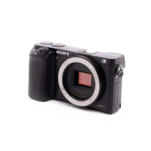 Sony a6000-3 Käytetty Sigma DC 17-50mm f/2.8 EX HSM OS -objektiivi Canon EF-S -kiinnikkeelle näkyy valkoisella pohjalla, ja siinä on zoomaus- ja tarkennusrenkaat, säätökytkimet ja erottuvat merkinnät.