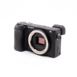 Sony a6500-2-2 Käytetty Sigma DC 17-50mm f/2.8 EX HSM OS -objektiivi Canon EF-S -kiinnikkeelle, kuvattu valkoisella taustalla ilman kameraa, jossa etuelementti ja objektiivin tynnyri ovat esillä.