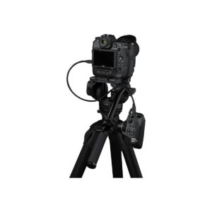 nikon_mc_n10_01 Jalustalla oleva digitaalikamera liitetään kaapeleilla Nikon MC-N10 kauko-ohjauskahvaan, joka on kiinnitetty yhteen jalustan jaloista. Kameran takanäyttö ja ohjauspainikkeet ovat näkyvissä.