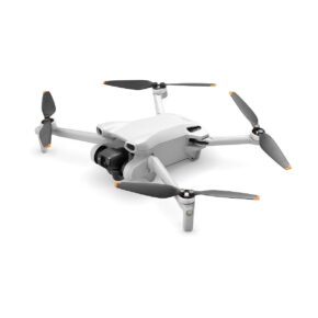 DJI Mini 3 + Smart Controller -lennokissa on kompakti valkoinen runko, neljä mustaa potkuria, joissa on oranssit kärjet, ja etupuolelle asennettu kamera, jotka näkyvät valkoista taustaa vasten.