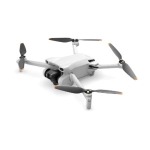 DJi_Mini_3_RC_Combo_001 DJI Mini 3 + Smart Controller -lennokissa on kompakti valkoinen runko, neljä mustaa potkuria, joissa on oranssit kärjet, ja etupuolelle asennettu kamera, jotka näkyvät valkoista taustaa vasten.