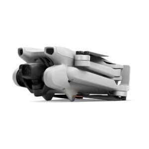 DJi_Mini_3_RC_Combo_004 Kompakti harmaa DJI Mini 3 + Smart Controller -lennokki on kuvassa kokoontaitettuna säilytystä varten, kamera ja potkurivarret siististi runkoa vasten valkoisella pohjalla.
