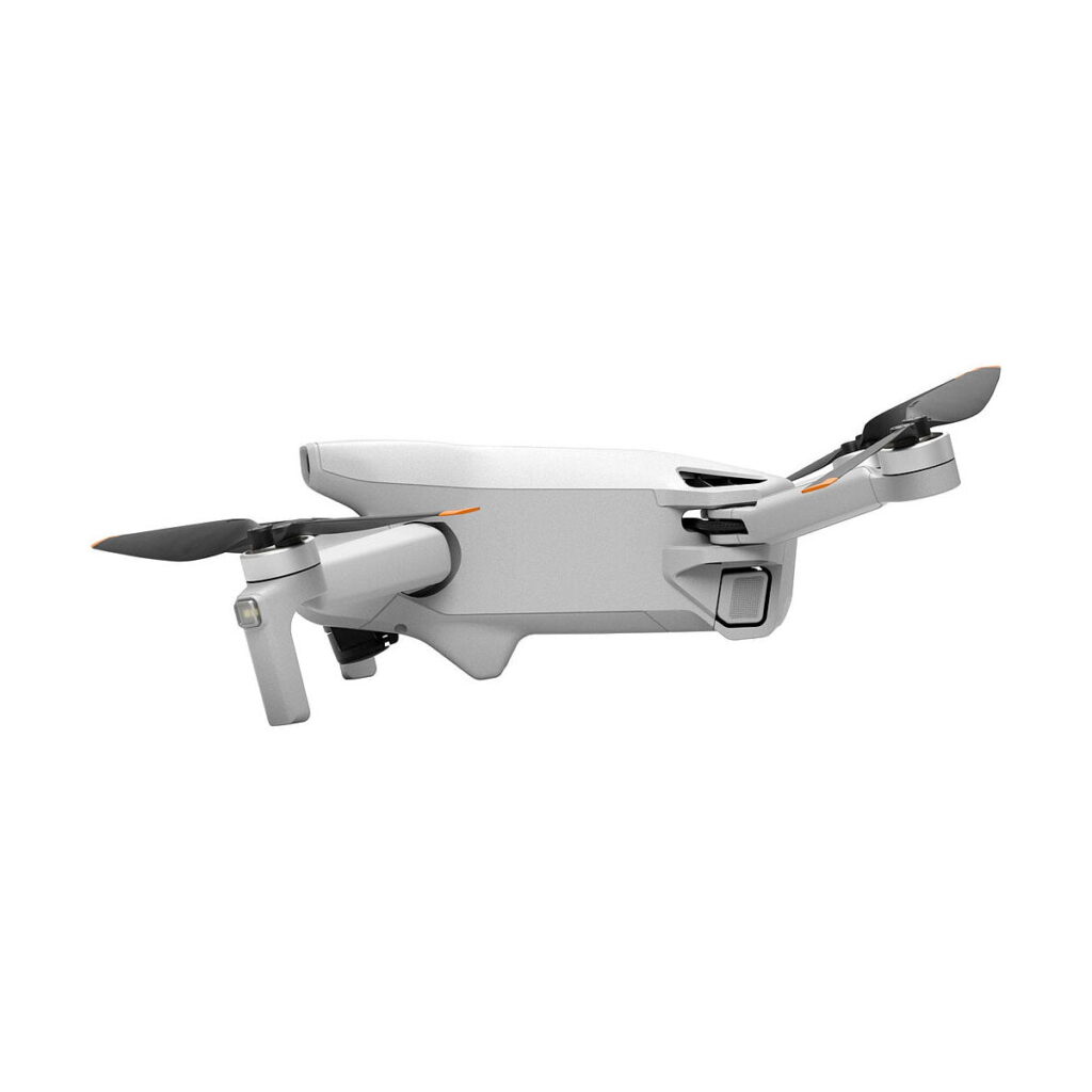 DJi_Mini_3_RC_Combo_005 DJI Mini 3 + Smart Controller -lennokissa on valkoinen nelikopteri, jossa on kaksi mustaa potkuria toisella puolella, kokoontaitettava laskuteline ja etukamera valkoisella taustalla.