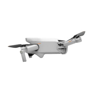 DJi_Mini_3_RC_Combo_005 DJI Mini 3 + Smart Controller -lennokissa on valkoinen nelikopteri, jossa on kaksi mustaa potkuria toisella puolella, kokoontaitettava laskuteline ja etukamera valkoisella taustalla.