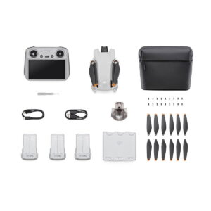 DJi_Mini_3_RC_Fly_MoreCombo_001 DJI Mini 3 + Smart Controller + Fly More Combo -yhdistelmä ylhäältä alaspäin, jossa lennokki (taitettuna), älykäs ohjain, kantolaukku, ruuvimeisseli, kaapelit, latauskeskitin, varapotkurit, akut ja ruuvit on järjestetty siististi valkoiselle taustalle.