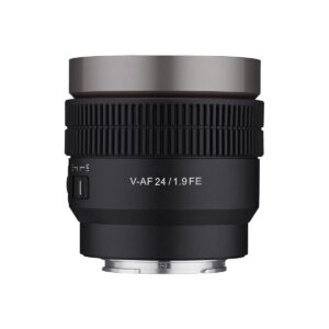 Samyang_V-AF_24mm_T1_9-Sony_FE_001 Musta Samyang V-AF 24mm T1.9 -objektiivi Sony FE:hen, jossa on kuvioitu tarkennusrengas ja metallinen kiinnitys, on esillä valkoista taustaa vasten.