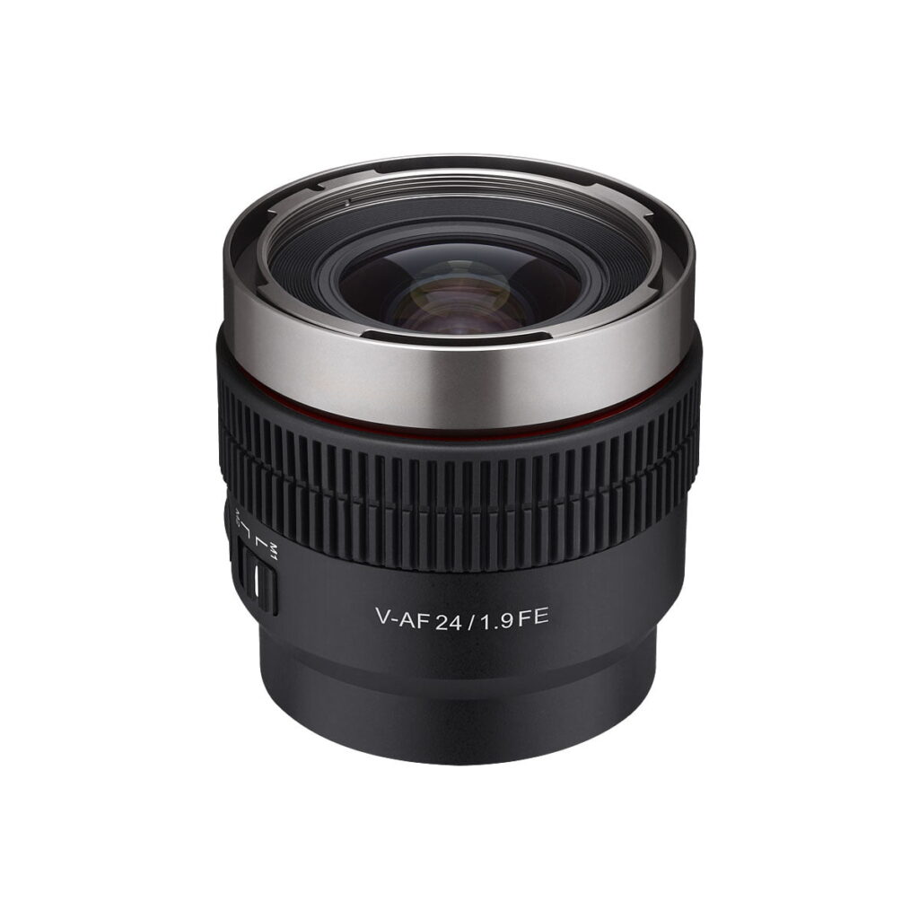Samyang_V-AF_24mm_T1_9-Sony_FE_002 Samyang V-AF 24mm T1.9 -objektiivi Sony FE:hen, jossa on uurrettu tarkennusrengas ja metallinen yläreuna, on kuvassa valkoista taustaa vasten.