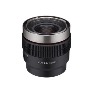 Samyang_V-AF_24mm_T1_9-Sony_FE_002 Samyang V-AF 24mm T1.9 -objektiivi Sony FE:hen, jossa on uurrettu tarkennusrengas ja metallinen yläreuna, on kuvassa valkoista taustaa vasten.