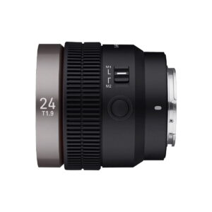 Samyang_V-AF_24mm_T1_9-Sony_FE_003 Samyang V-AF 24mm T1.9 -objektiivin sivukuva Sony FE:hen näyttää mustan rungon, jossa on suuri tarkennusrengas, jossa on merkintä 24 T1.9, kytkimet, joissa on merkinnät M1, L ja M2, ja metallinen kiinnike oikealla.