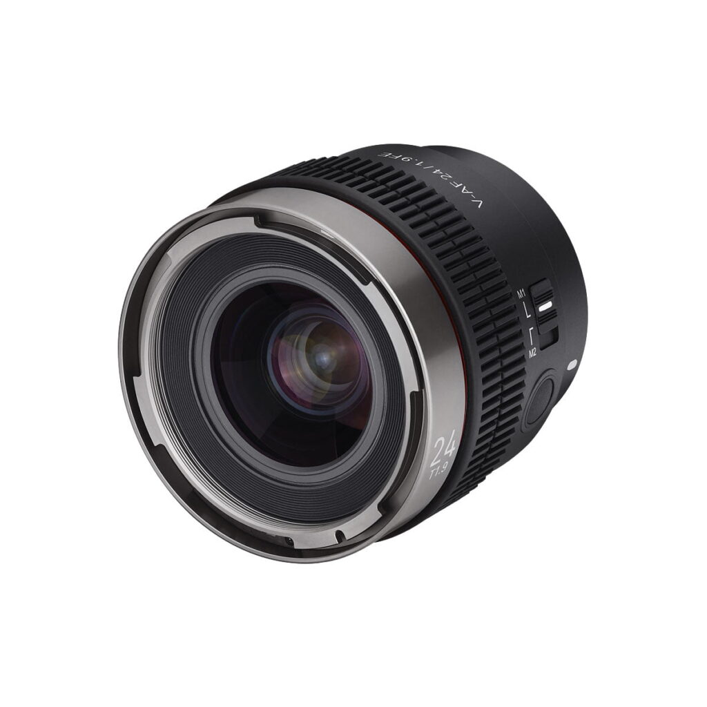 Samyang_V-AF_24mm_T1_9-Sony_FE_004 Samyang V-AF 24mm T1.9 - Sony FE -objektiivi, jossa on uurrettu tarkennusrengas, useita sivukytkimiä ja "24mm"-merkinnät, on esillä valkoisella taustalla.