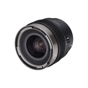 Samyang_V-AF_24mm_T1_9-Sony_FE_004 Samyang V-AF 24mm T1.9 - Sony FE -objektiivi, jossa on uurrettu tarkennusrengas, useita sivukytkimiä ja "24mm"-merkinnät, on esillä valkoisella taustalla.