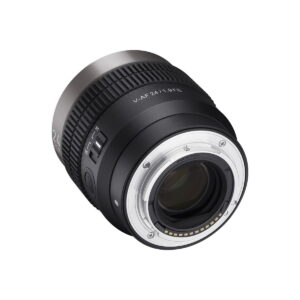 Samyang_V-AF_24mm_T1_9-Sony_FE_005 Mustaa Samyang V-AF 24mm T1.9 - Sony FE -objektiivia käännetään niin, että sen elektroniset koskettimet, metallinen kiinnitys, sivukytkimet ja tynnyrissä olevat merkinnät "V-AF 24/1.8 FE" ja "24" näkyvät.