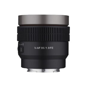 Samyang_V-AF_35mm_T1_9-Sony_FE_001 The black Samyang V-AF 35mm T1.9 lens for Sony FE appears against a white background, with a metallic silver ring at the top and a ribbed focus and adjustment ring.