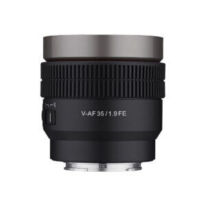 Samyang_V-AF_35mm_T1_9-Sony_FE_001 Musta Samyang V-AF 35mm T1.9 -objektiivi Sony FE:hen näkyy valkoista taustaa vasten, ja siinä on metallinen hopeinen rengas yläosassa sekä uurrettu tarkennus- ja säätörengas.