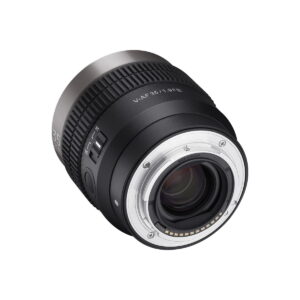 Samyang_V-AF_35mm_T1_9-Sony_FE_005 Lähikuva Samyang V-AF 35mm T1.9 -objektiivista Sony FE:hen, jossa näkyy sen metallinen objektiivikiinnitys, lasielementit, elektroniset koskettimet, tarkennusrengas, jossa on merkityt kytkimet, ja yksityiskohtaiset merkinnät takakulmasta.
