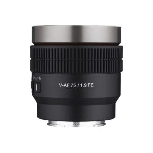 Musta Samyang V-AF 75mm T1.9 -objektiivi Sony FE:hen, jossa on uurrettu tarkennusrengas ja metallinen kiinnitys, näkyy valkoista taustaa vasten.