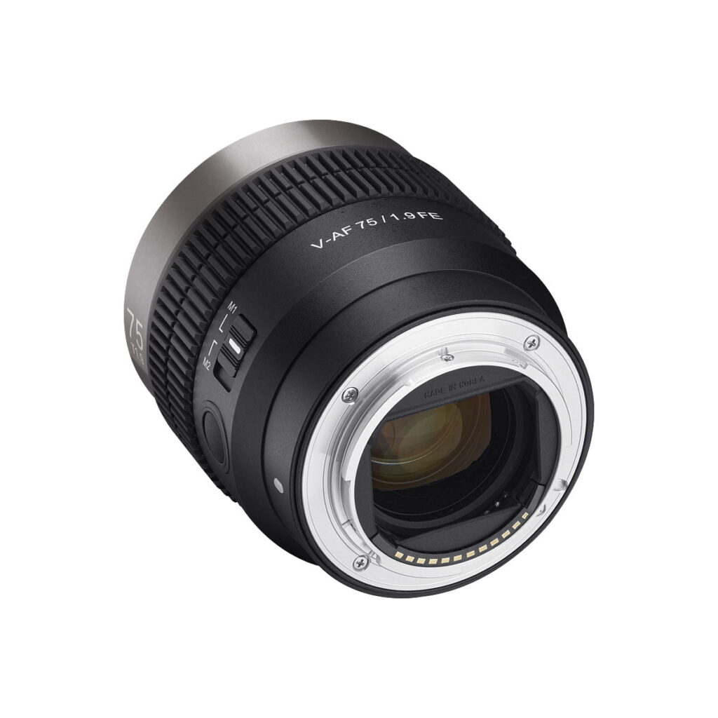Samyang_V-AF_75mm_T1_9-Sony_FE_005 A close-up of the Samyang V-AF 75mm T1.9 for Sony FE lens shows its metal mount, focus control switches and electronic rear contacts, and the "V-AF 75/1.9 FE" marking is visible.