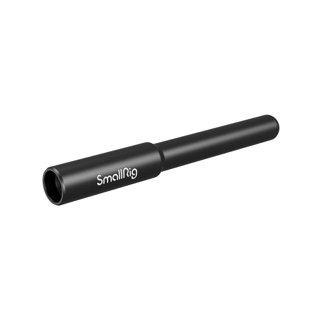 Valkoisella pohjalla näkyy musta lieriömäinen metallitanko, jossa on merkintä "SmallRig". Kyseessä on SmallRig 3681 12 mm:n ja 15 mm:n sauvakiinnikkeen sovitin.