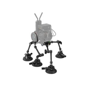 SmallRig_4-Arm_Suction_Cup_Camera_Mount_Kit_SC-15K_3565_001 SmallRig 4-Arm Suction Cup Camera Mount Kit SC-15K 3565 sisältää neljä säädettävää nivellettyä jalkaa, joissa on imukupit kameran vakaaseen kiinnittämiseen tasaisille pinnoille; kuvassa kamera ja langaton lähetin kiinnitettynä esittelyä varten.