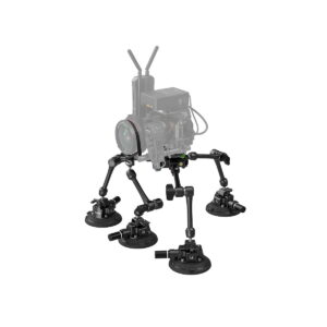 SmallRig 4-Arm Suction Cup Camera Mount Kit SC-15K 3565 sisältää neljä säädettävää nivellettyä jalkaa, joissa on imukupit kameran vakaaseen kiinnittämiseen tasaisille pinnoille; kuvassa kamera ja langaton lähetin kiinnitettynä esittelyä varten.
