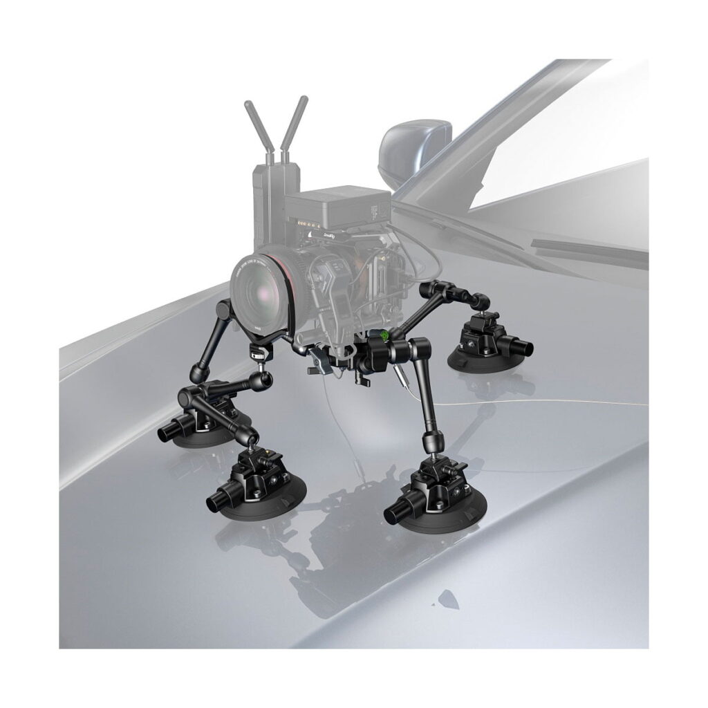 SmallRig 4-Arm Suction Cup Camera Mount Kit SC-15K 3565 kiinnittyy tukevasti hopeisen auton konepeltiin ja tarjoaa vakaata kuvausta säädettävien varsien ja kestävien imukuppien avulla, mikä on ihanteellinen ammattimaiseen ajoneuvoon kiinnitettyihin kuvauksiin.