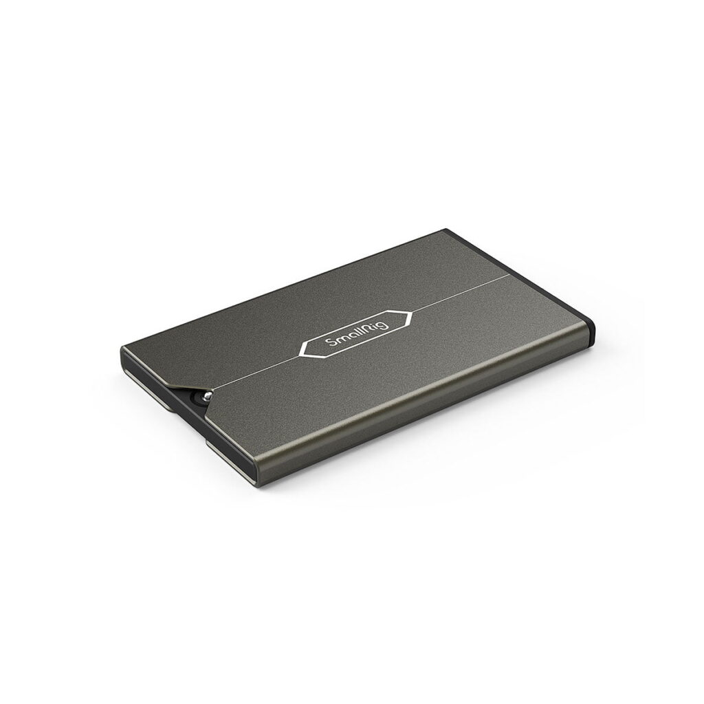 SmallRig_Memory_Card_Case_2832_001 Ohut, suorakulmainen, metallinharmaa SmallRig 2832 -muistikorttikotelo, jossa on minimalistinen muotoilu ja tuotemerkin nimi ylhäällä.