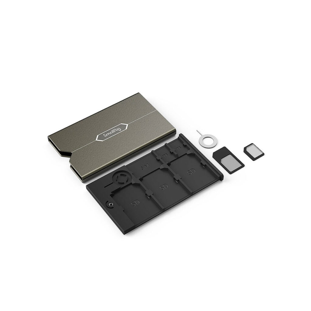 SmallRig_Memory_Card_Case_2832_005 SmallRig 2832 -muistikorttikotelo on avattu, ja siitä paljastuu siististi järjestetyt paikat SD- ja microSD-korteille, SIM-kortille ja SIM-kortin poistotyökalulle valkoista taustaa vasten.
