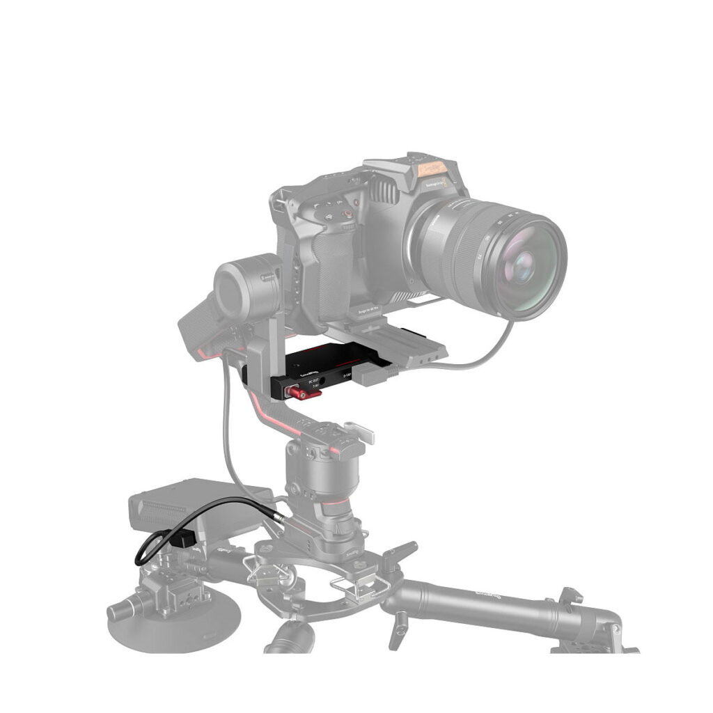 SmallRig_Power_Pass-Through_Plate_For_DJI_RS_2_Ronin-S_RS_3_RS_3_Pro_E3251_003 SmallRig 3251 Power Pass-Through -levy on kuvassa asennettuna vakauttavaan kardaaniin, jossa on lisävarusteita, kaapeleita ja imukuppialusta, valkoista taustaa vasten. Yhteensopiva DJI RS 2:n, Ronin-S:n, RS 3:n ja RS 3 Pron kanssa.