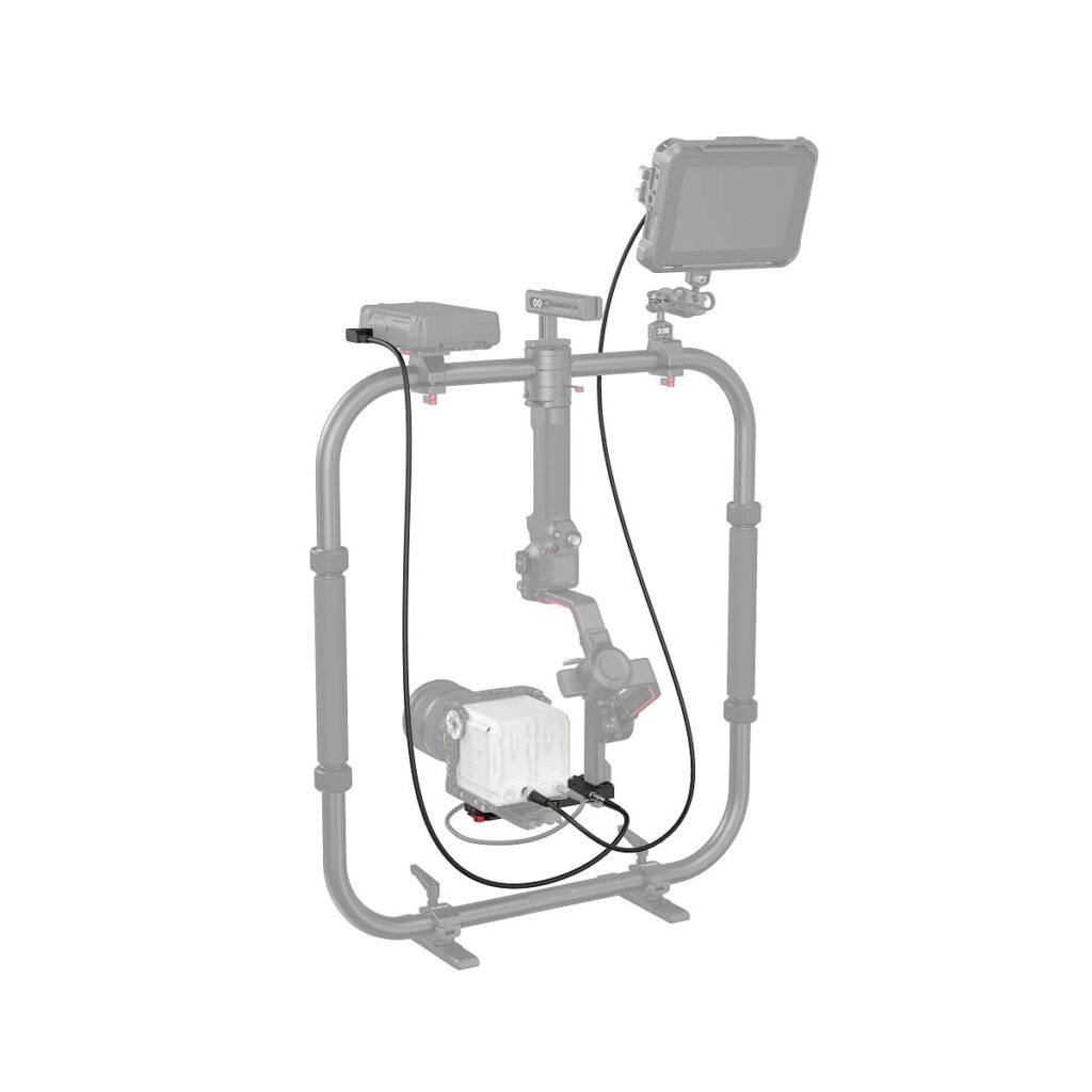 SmallRig_Power_Pass-Through_Plate_For_DJI_RS_2_Ronin-S_RS_3_RS_3_Pro_E3251_004 SmallRig 3251 Power Pass-Through Plate asennetaan DJI RS 2 / Ronin-S / RS 3 / RS 3 Pro -laitteeseen, joka tukee kameraa, ulkoista monitoria ja kaapeleita tukevan suorakulmaisen metallirungon vakaajan sisällä.