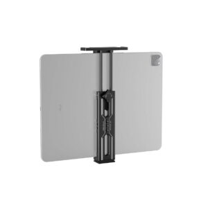 SmallRig_Tablet_Mount_for_iPad_2930_001 SmallRig 2930 Tablet Mount for iPad, musta metallinen pidike, jossa on säädettävät kiinnikkeet, kiinnitetään pystysuoraan hopeisen tabletin takaosaan, jolloin takakamera ja Apple-logo tulevat osittain näkyviin.