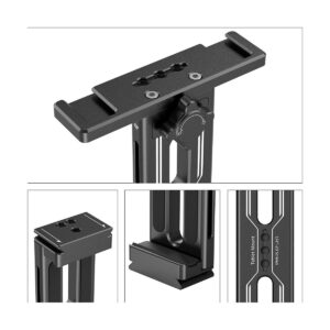 SmallRig_Tablet_Mount_for_iPad_2930_002 Lähikuvassa näkyy mustasta metallista valmistettu SmallRig 2930 Tablet Mount for iPad eri kulmista, ja siinä korostuvat ruuvinreiät, säätönuppi ja kiinnitysurat.