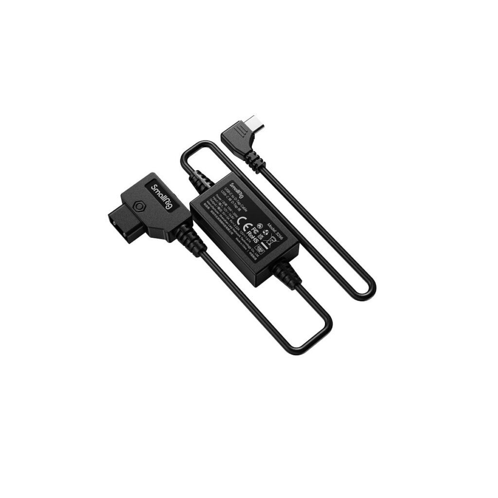 SmallRig_USB-C_to_D-Tap_Cable_3266_002 SmallRig 3266 USB-C-D-Tap-kaapelissa on musta L-muotoinen liitin ja suorakulmainen sovitinkotelo, joka on suunniteltu USB-C-laitteille, kuvassa valkoisella pohjalla.