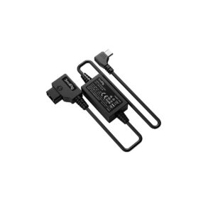 SmallRig_USB-C_to_D-Tap_Cable_3266_002 SmallRig 3266 USB-C-D-Tap-kaapelissa on musta L-muotoinen liitin ja suorakulmainen sovitinkotelo, joka on suunniteltu USB-C-laitteille, kuvassa valkoisella pohjalla.