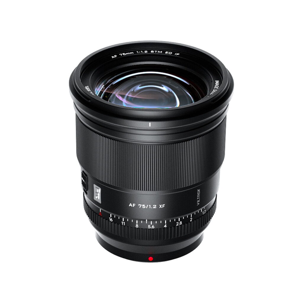 Viltrox_FX_75mm_f_1_2_AF-Fuji_X_001 Viltrox AF 75mm f/1.2 Pro -objektiivi, Fuji X näkyy pystysuorassa valkoisella pohjalla, ja siinä on musta viimeistely, tarkennus ja aukkorenkaat sekä näkyvät etulasielementit.