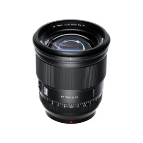 Viltrox AF 75mm f/1.2 Pro -objektiivi, Fuji X näkyy pystysuorassa valkoisella pohjalla, ja siinä on musta viimeistely, tarkennus ja aukkorenkaat sekä näkyvät etulasielementit.